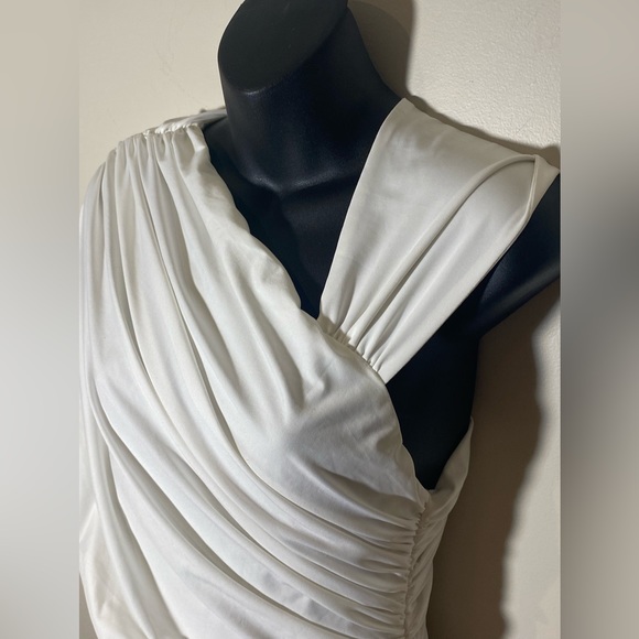 Fitted asymmetrical dress - Picture 3 of 6